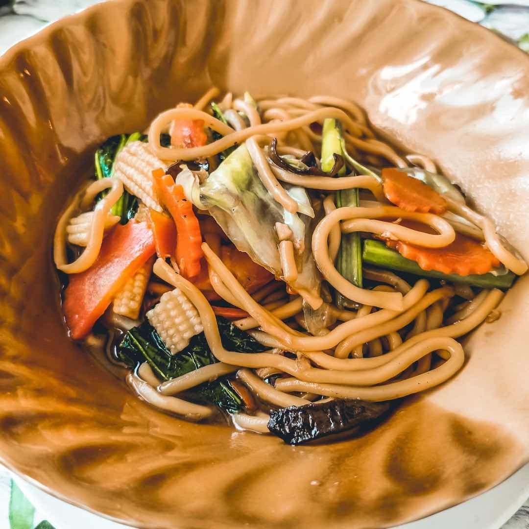 sopa de noodles con vegetales, comida tailandesa