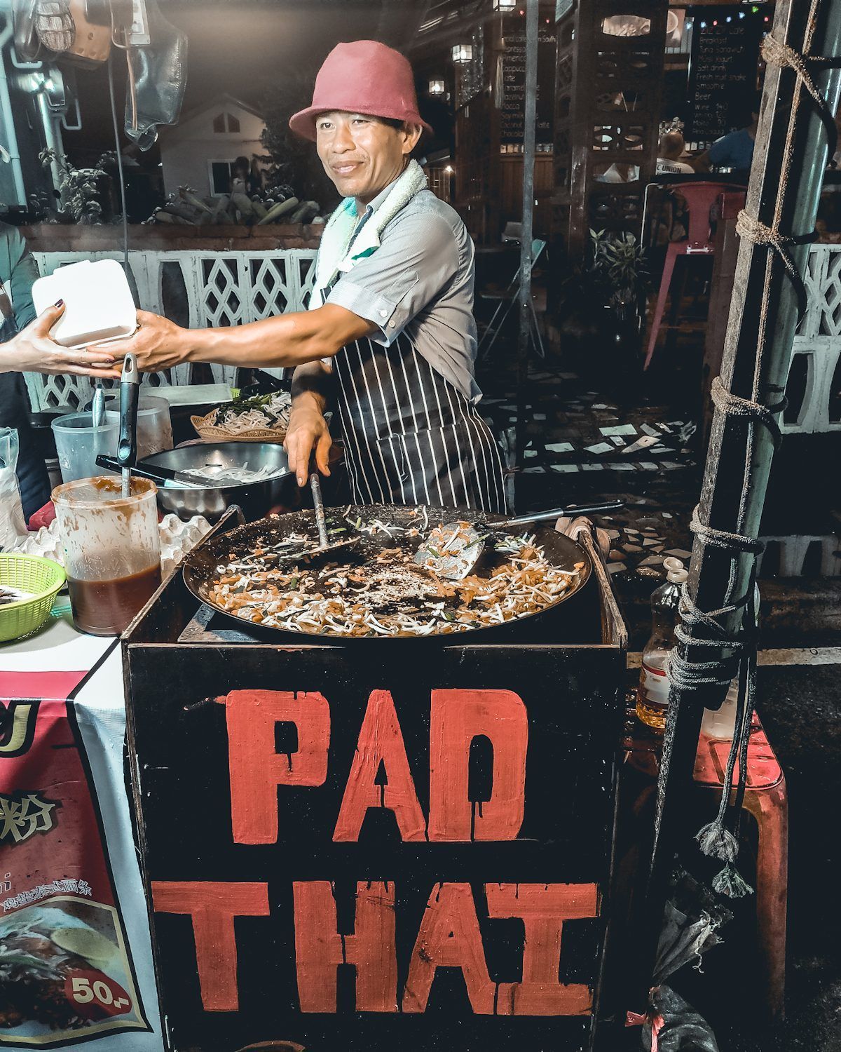puesto callejero de pad thai, gastronomía tailandesa