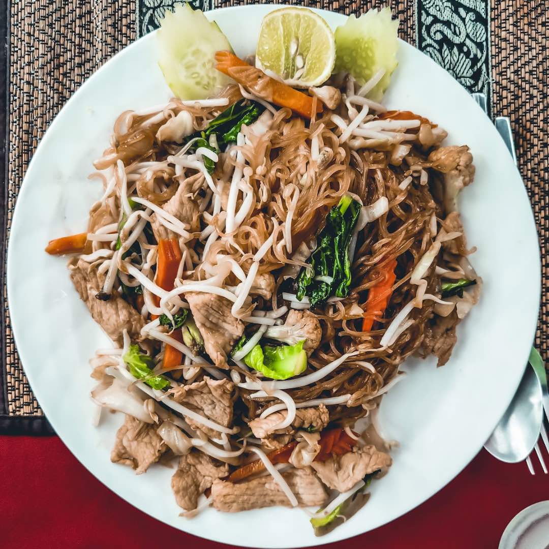 plato de un delicioso pad thai