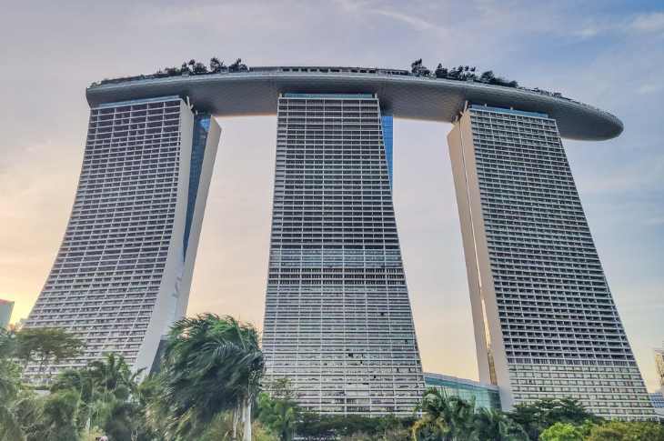 hotel Marina bay de singapur, con forma de barco en su azotea