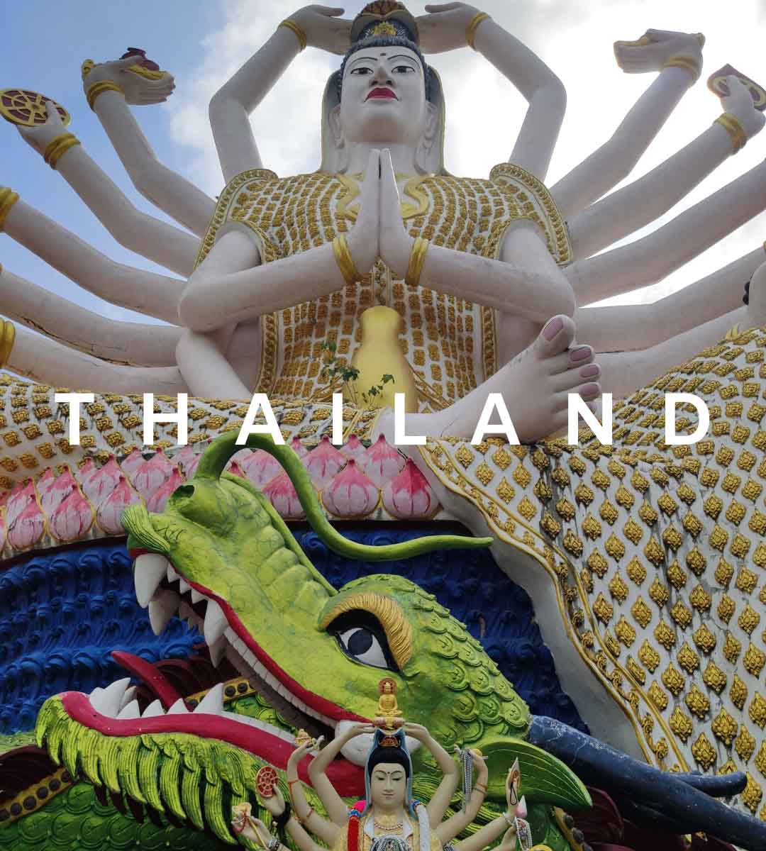 Estatua dorada tradicional tailandesa con detalle de dragón, Tailandia